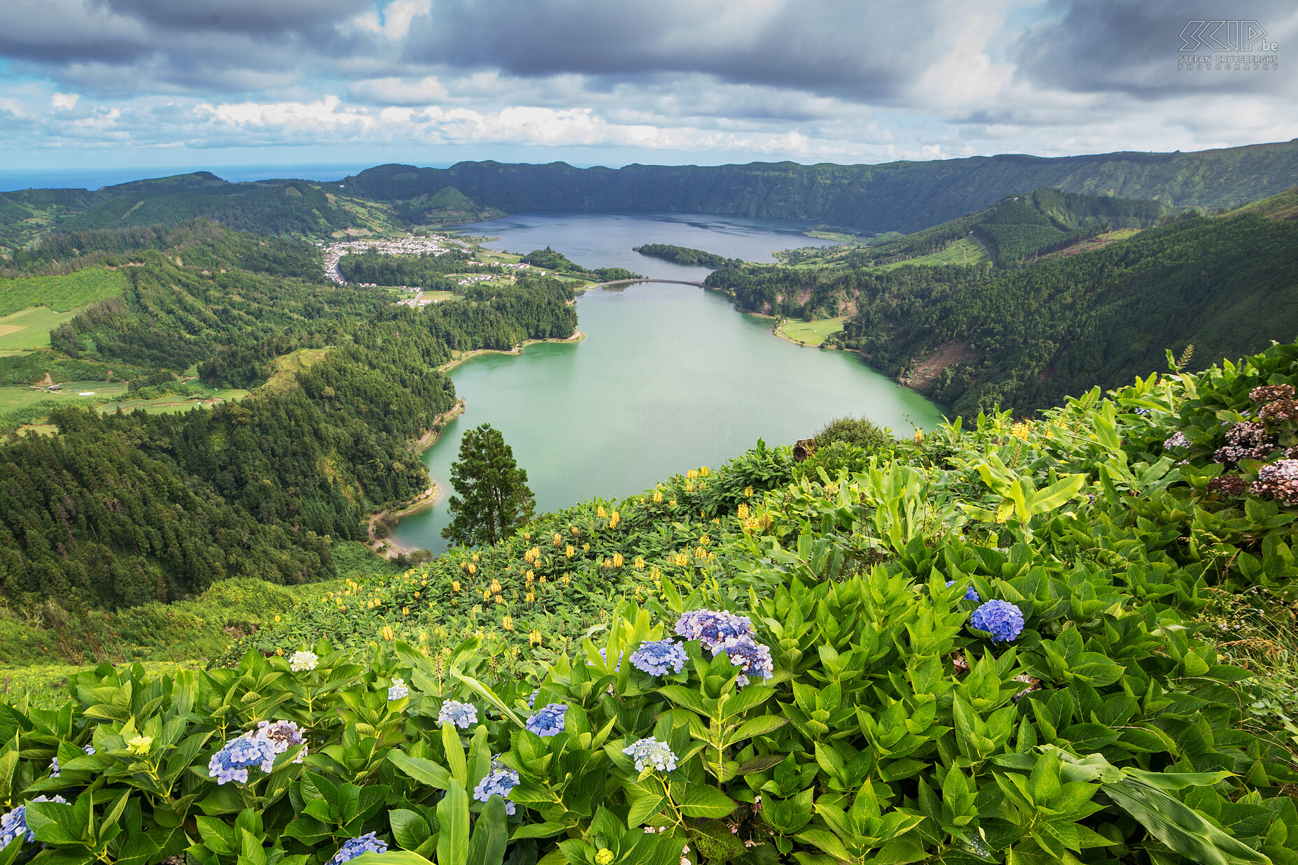 Sete Cidades Aan de westkust van São Miguel liggen de wondermooie kratermeren van Sete Cidades. Ze hebben een diameter van wel 12 kilometer. De meren van Sete cidades bestaan uit het Lagoa Azul (blauwe meer) en het Lagua Verde (groene meer).   Stefan Cruysberghs